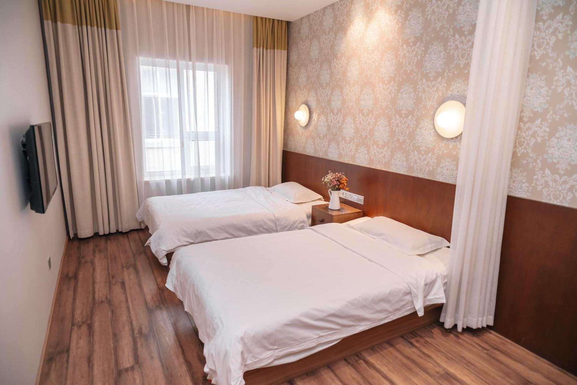 Qingdao Kaiyue Hotel Zhongshan Road St Michael'S Cathedral And Zhanqiao Pier Room photo