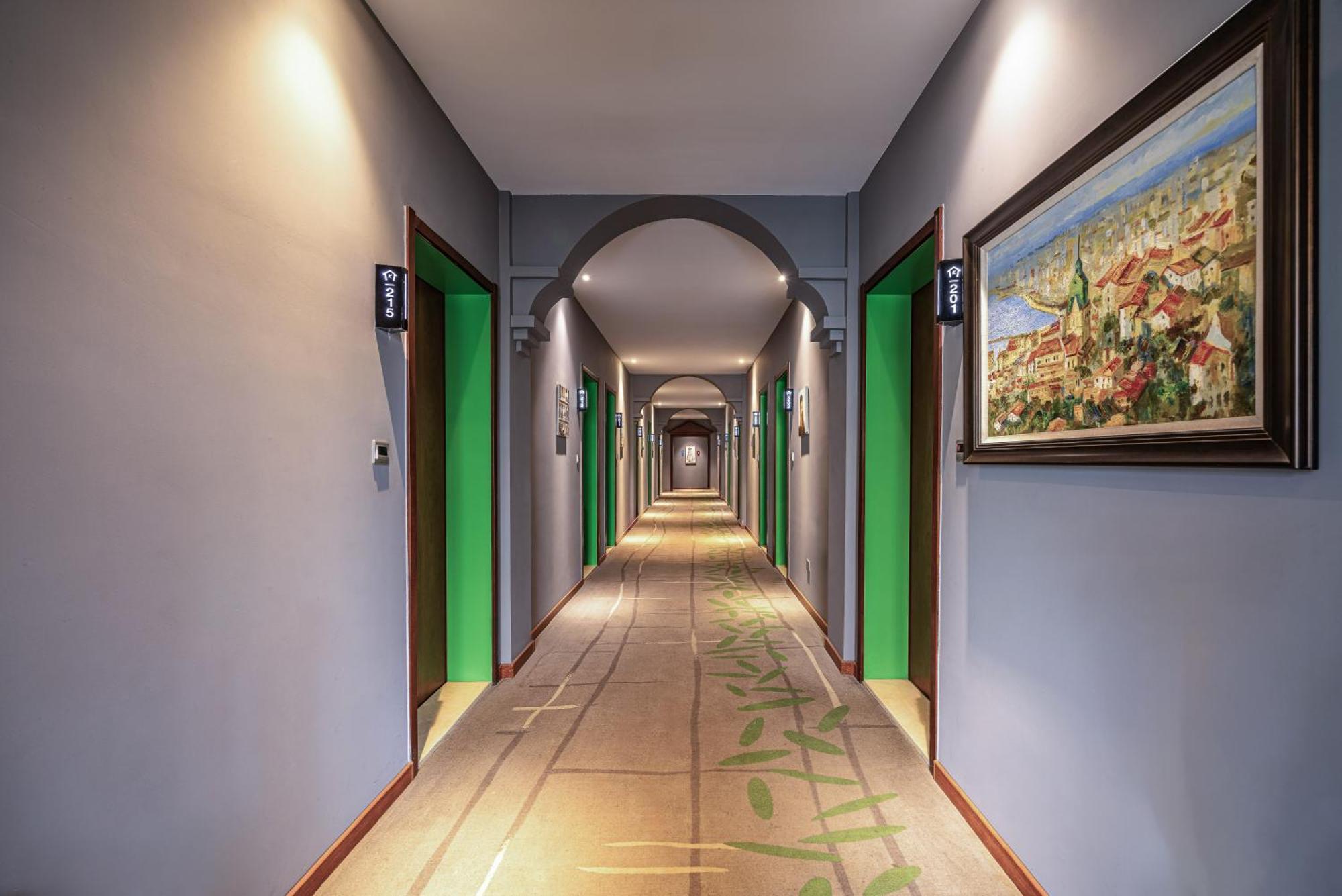 Qingdao Kaiyue Hotel Zhongshan Road St Michael'S Cathedral And Zhanqiao Pier Exterior photo