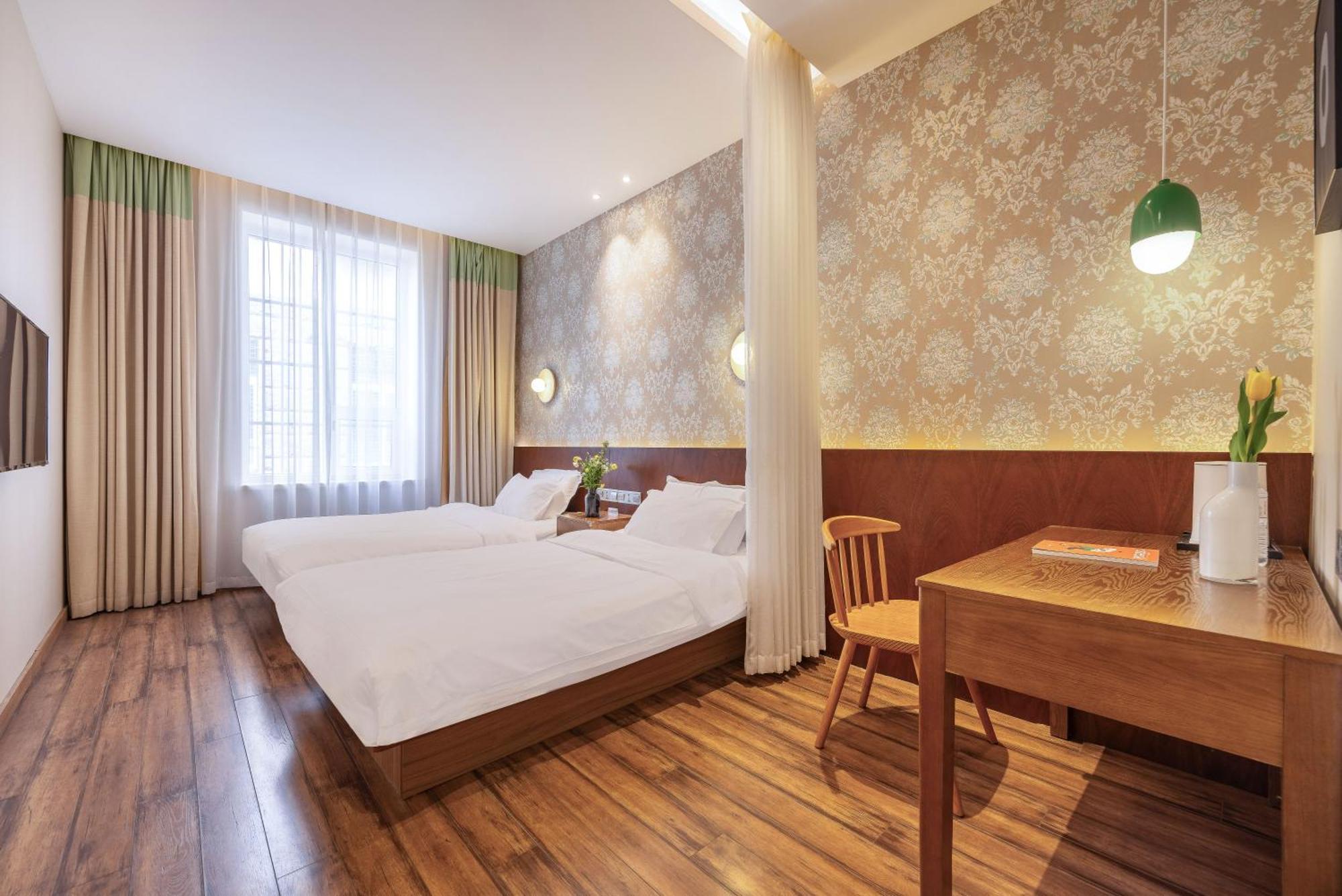 Qingdao Kaiyue Hotel Zhongshan Road St Michael'S Cathedral And Zhanqiao Pier Exterior photo